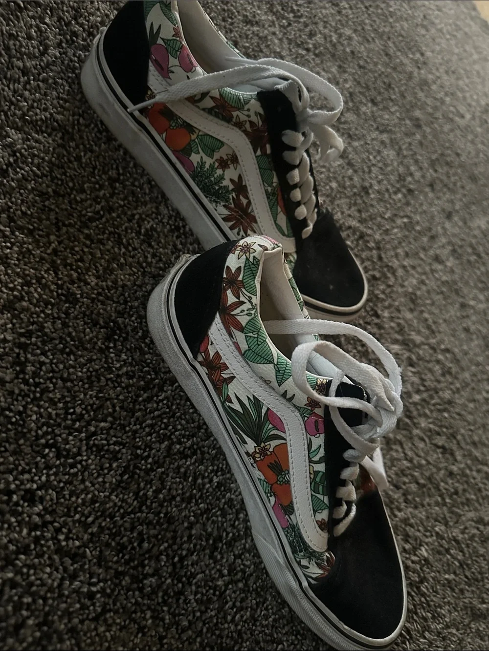 Vans Unisex Floral Low-Top Sneakers Black, White & Multicolor 7.5 Concert Fun